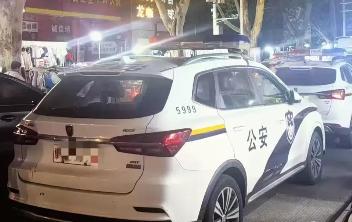 炸串店女员工上班外出上公厕，再也没能回来。

街边小炸串店生意常年火爆，一到饭点