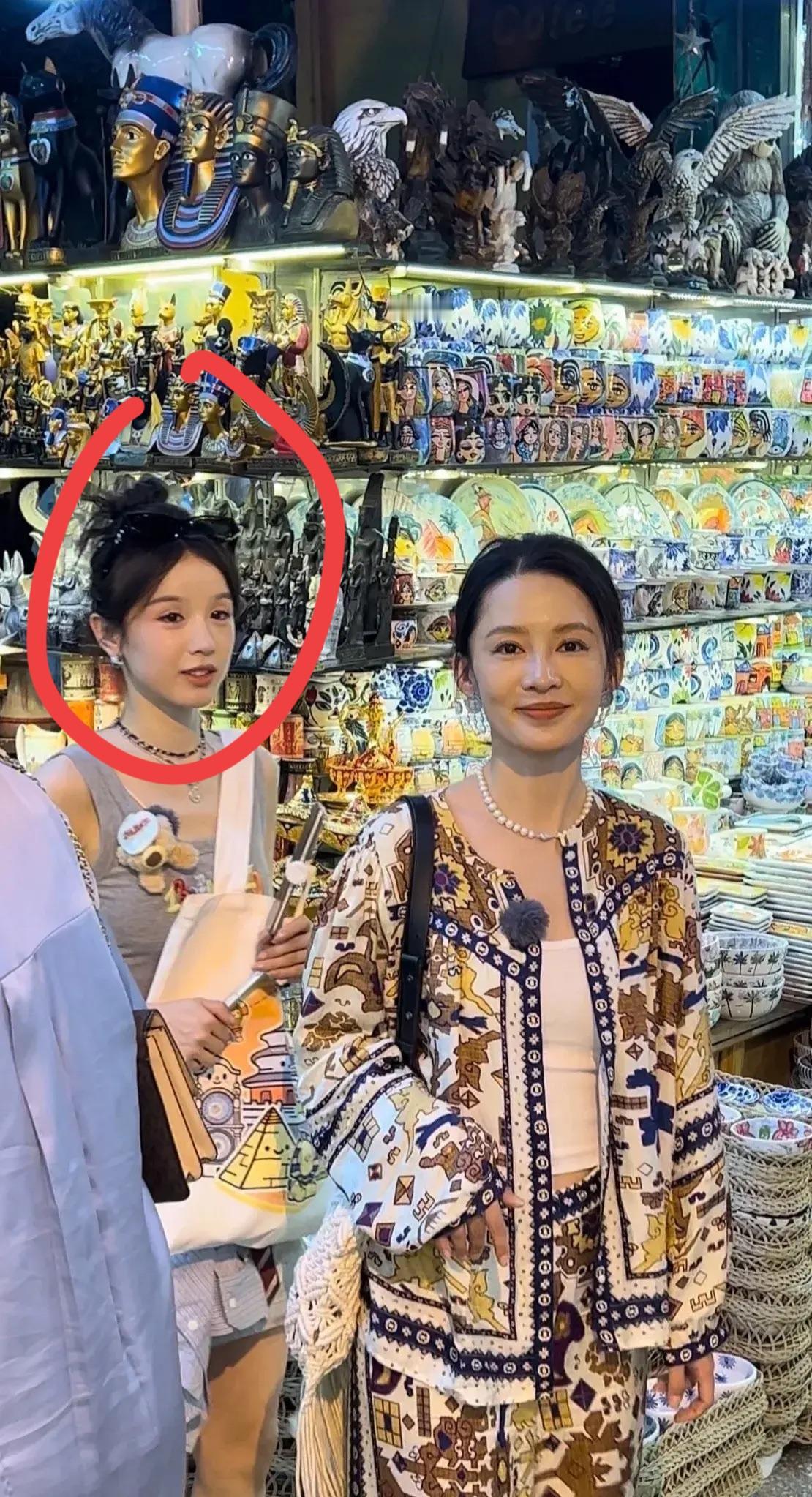 李沁后面这位女孩子是谁？非常有气质