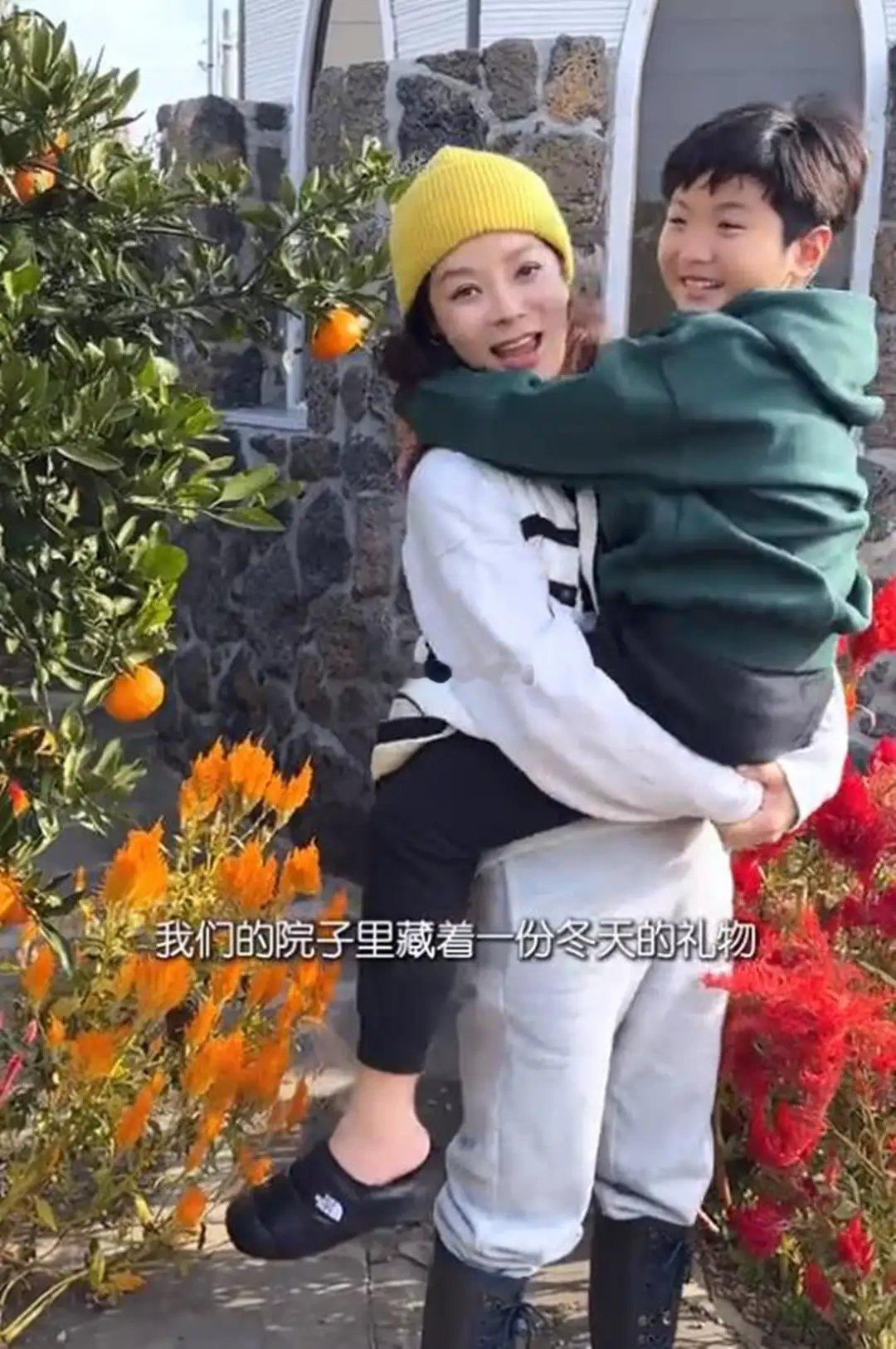 3年前带着儿子和妈妈搬到济州岛住进海景别墅的蔡琳，还在别墅院子里种了超多瓜果蔬菜