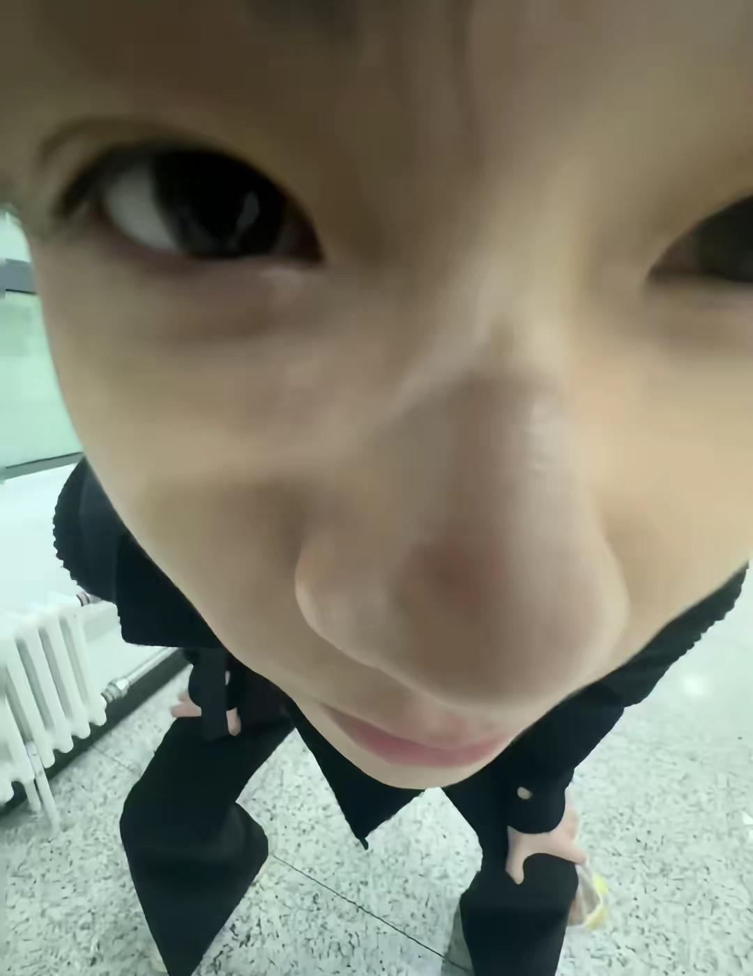 苍蝇视角奇行种伪人男人的黑丝广角拍照姿势