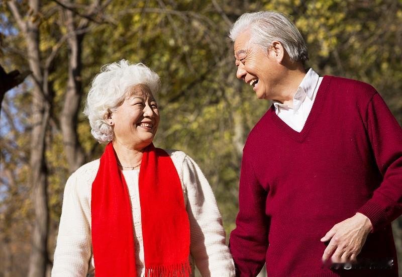 一、自己身体健康的，即使从不进医院的门，活百岁以上没问题的;
二、自己的退休金花