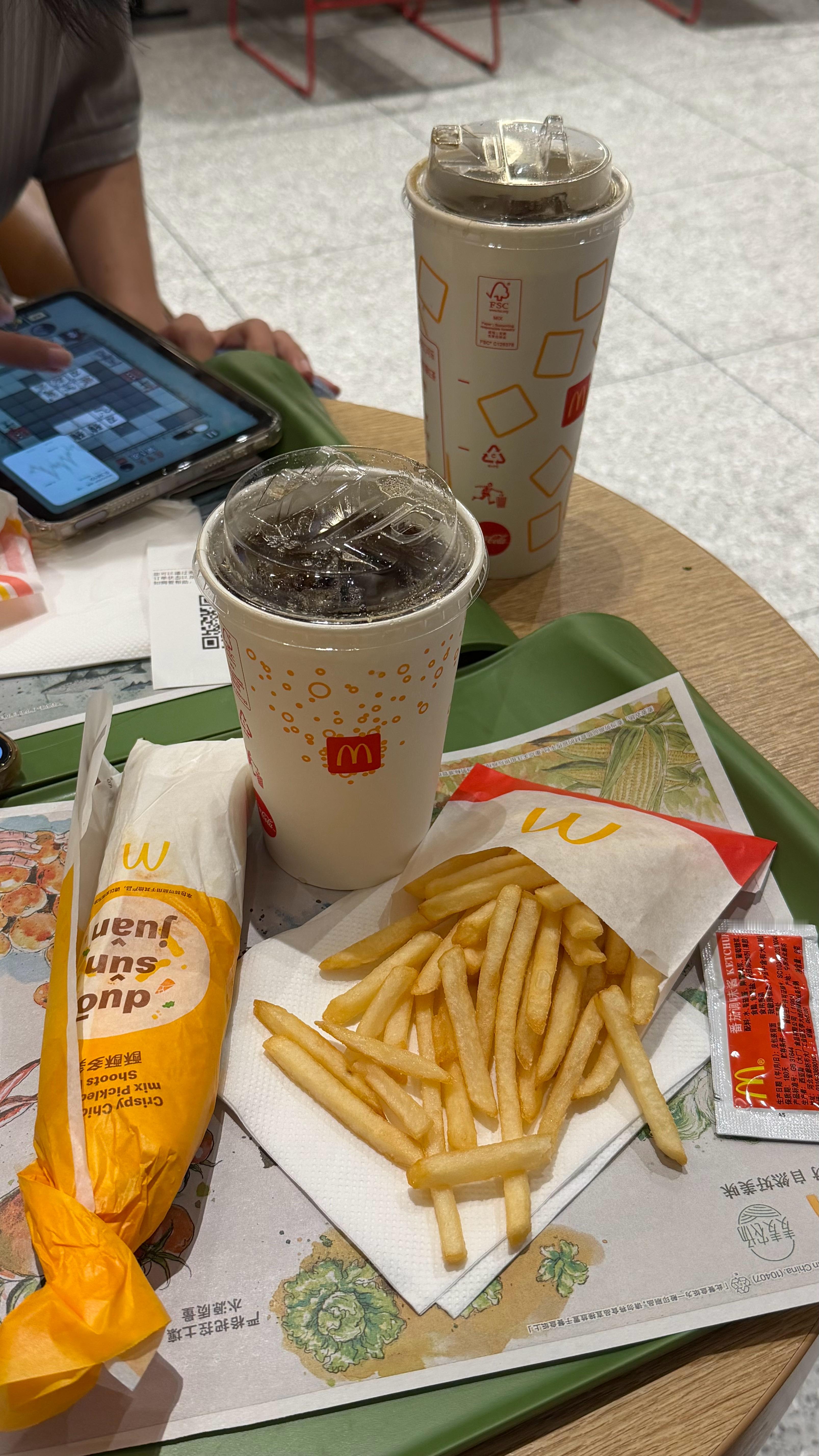 突然M属性大发作🥹最终两个人没走进小吃街走进了麦当劳🍔 ​​​