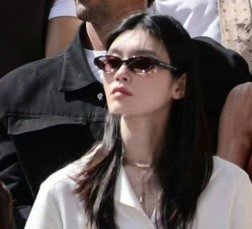 刚在法国古堡办完婚礼，转身就出现在罗兰·加洛斯男单决赛现场。一身简约“老钱风”，