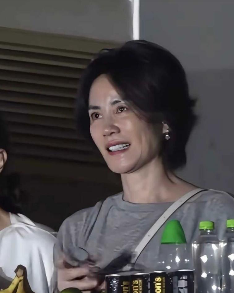 王菲素颜爆火，皱纹本就不是女人的瑕疵那英演唱会上，王菲的素颜片段意外火了。

近