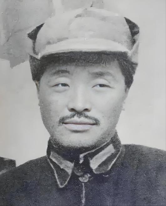 贺龙病重坐轿子行军，军中有叛徒准备趁机谋杀他，其趁轿夫不在时，向轿子里狂开10余