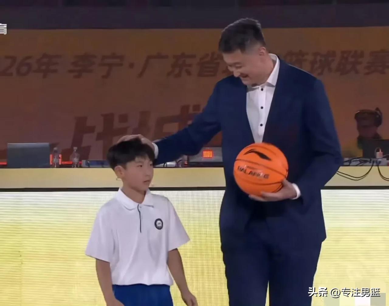 杜锋指导从江苏赶回广州，出席参加粤BA联赛开幕式！
书记公事繁忙啊！
广东男篮后