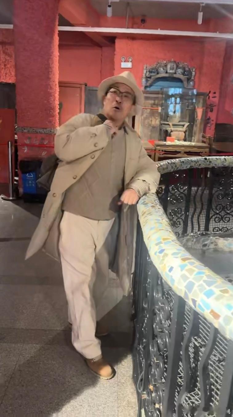 老舅躲催婚带外甥一起跑路这大概是过年最真实的“名场面”了！老舅带着外甥“溜之大吉