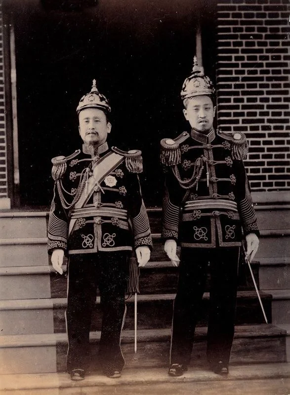 1900年，朝鲜高宗李熙与儿子朝鲜纯宗李坧，由于1897年朝鲜在日本的...