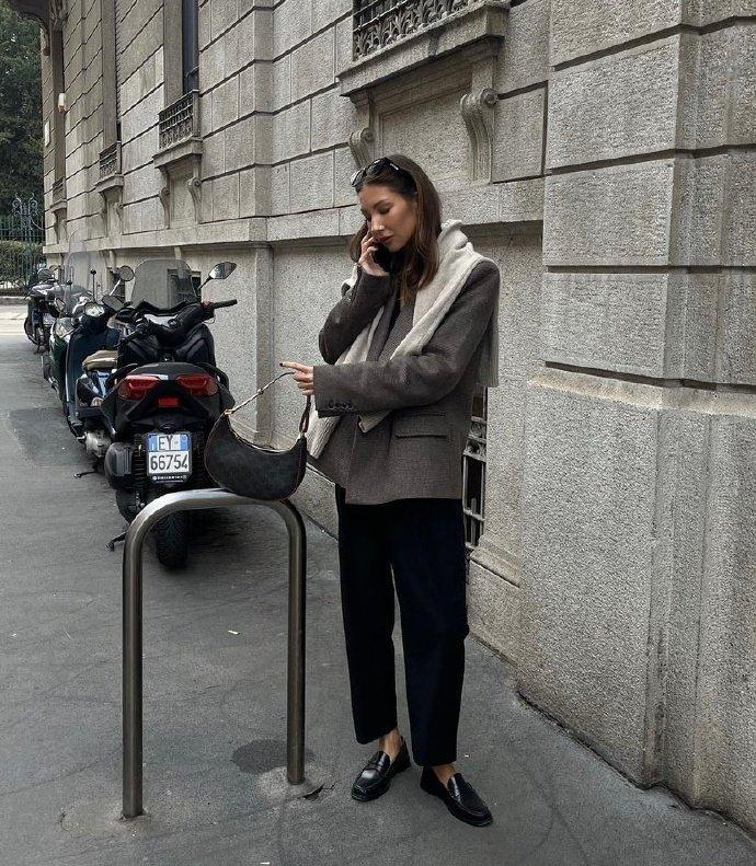 廓形西服正流行，遮肉显瘦，搭配牛仔裤、短裙都很洋气！

相较于普通的西服，廓形西