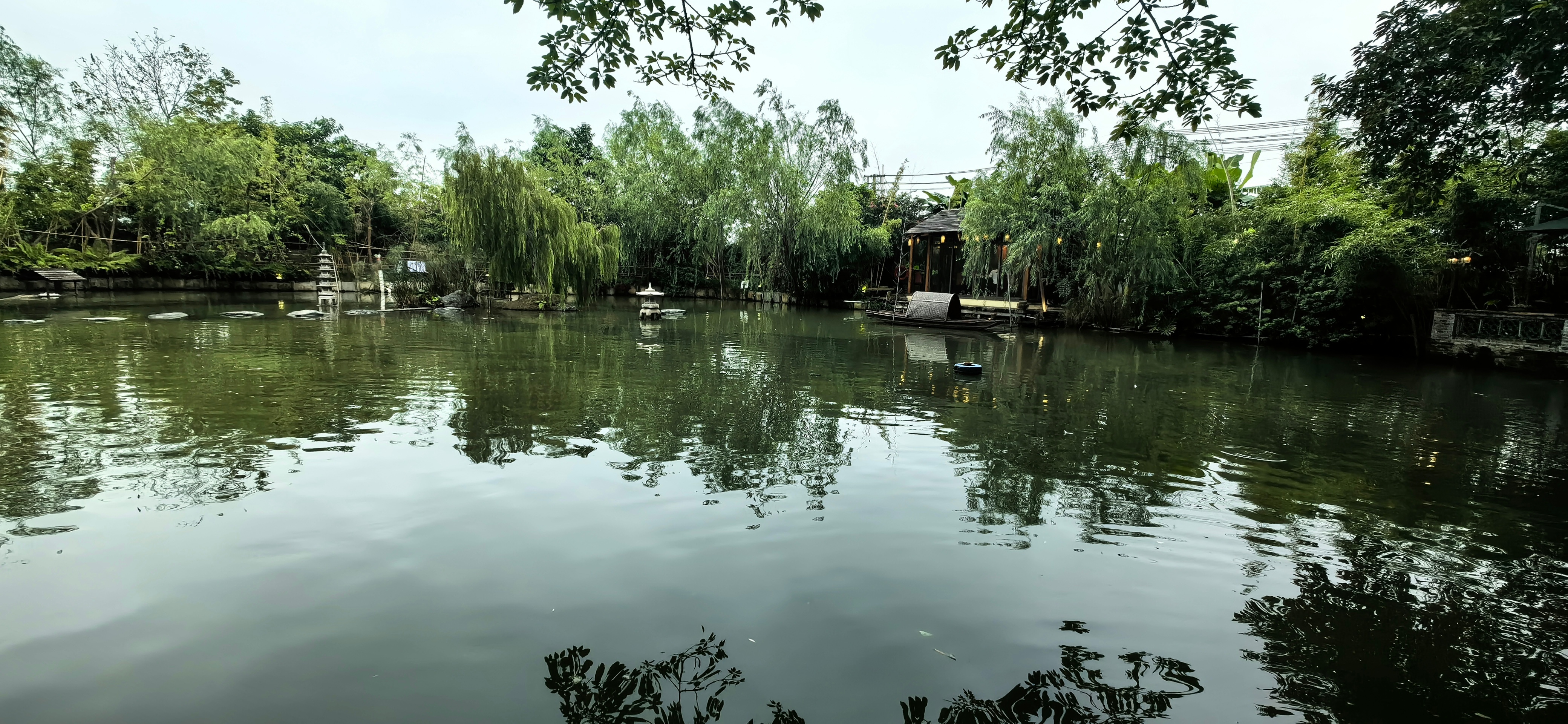 落地广州，被带到这个地方吃饭，还没吃，就已经醉了。臻品和园饭店过去是个很简单的农