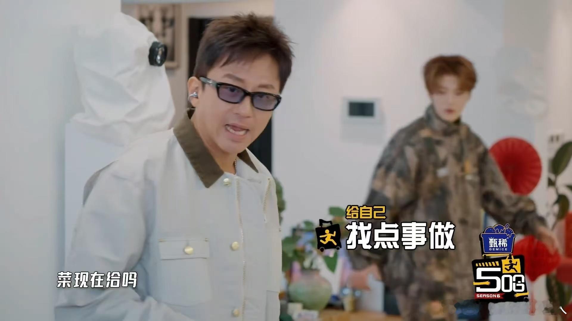 鹿晗斥责邓超邓超没什么了不起哈哈哈哈哈 很多人觉得这段预告有趣，其实更多是俩人互