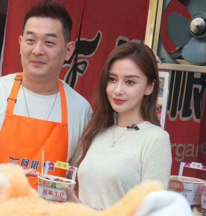 有网友在澳门旅游时看到了正在拍外景的Angelababy。
