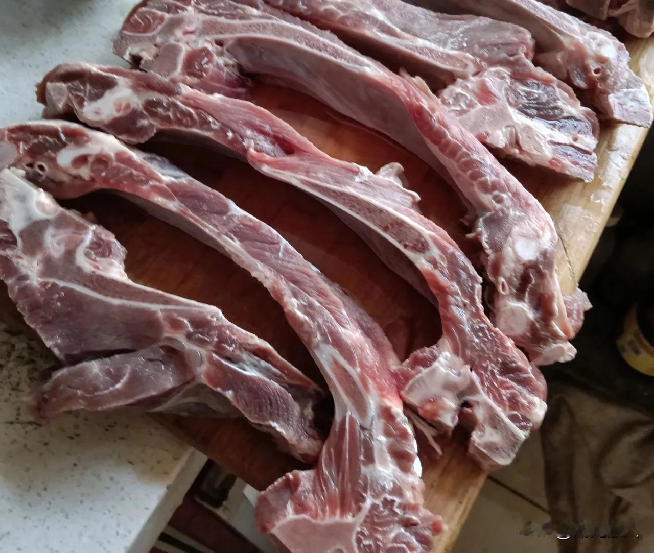老李提着个鼓鼓囊囊黑塑料袋潜入墙角时，着实吓了我一大跳。
“鬼鬼祟祟的干啥呢？”