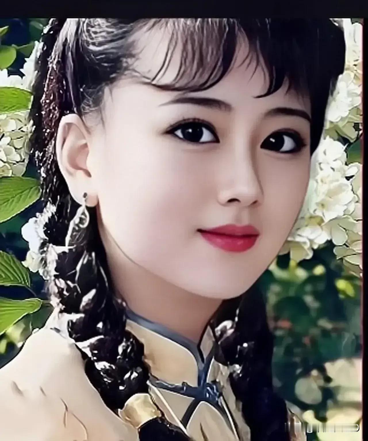 高树托晓月
浮云绕青峰
晨兴清浅美
尽在不言中