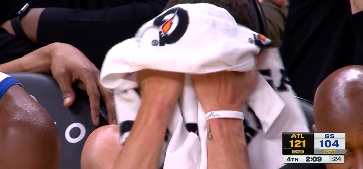 没眼看！科尔换替补宣布投降 库里坐板凳毛巾捂脸！