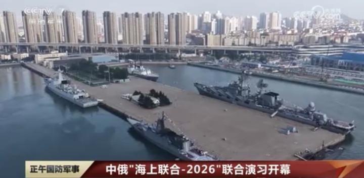 在那个炎热的夏天，青岛外海的薄雾还没完全散开，中俄联合演习的警报声便一声紧似一声
