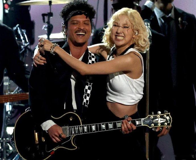 朴彩英拥抱火星哥朴彩英ROSÉ 和火星哥BrunoMars 在格莱美带来《APT