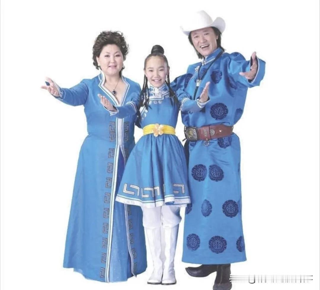当2006年的春晚舞台上，一曲《吉祥三宝》如春风拂面，温暖了亿万观众的心，也让演