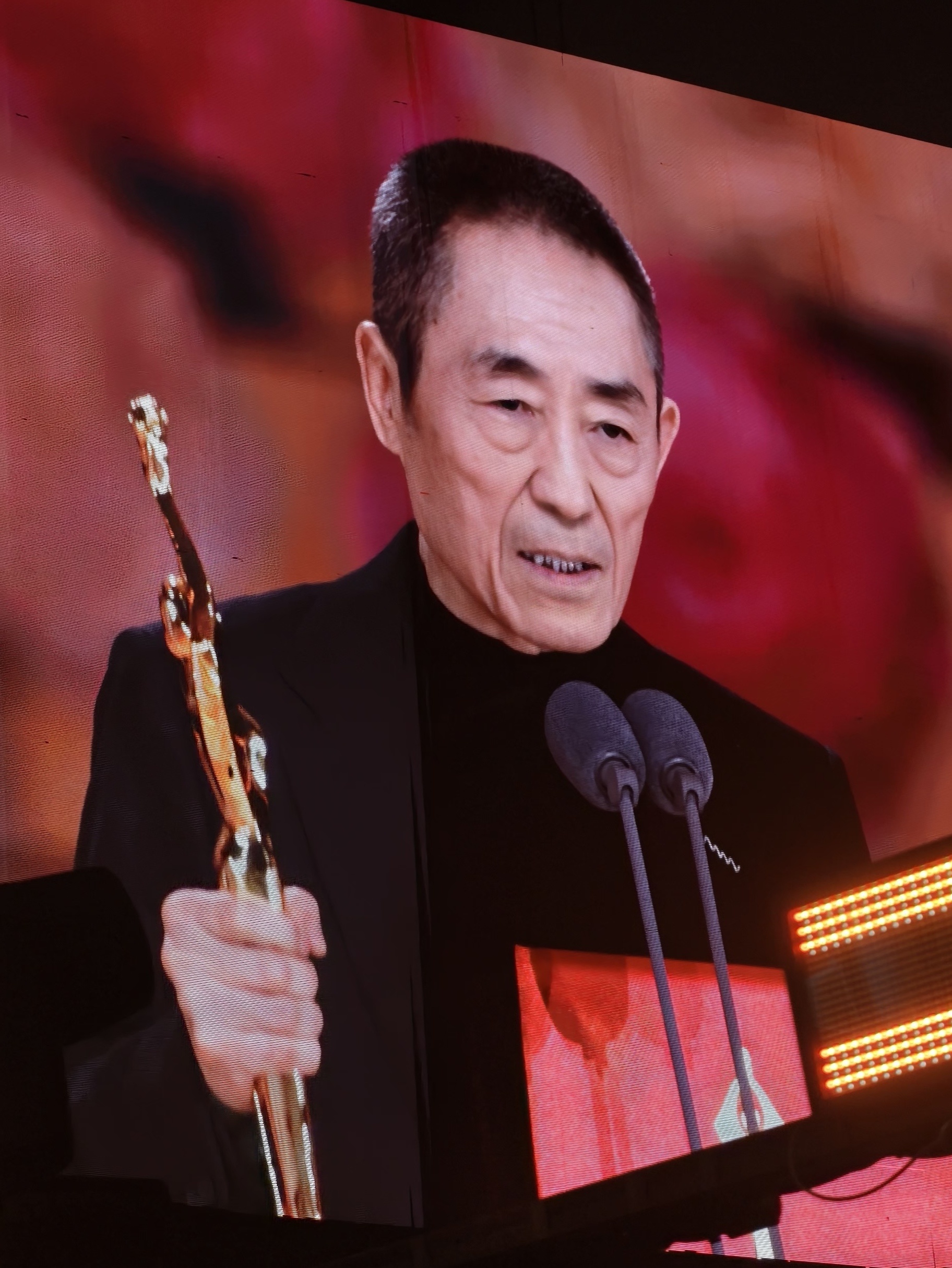 张艺谋导演因《惊蛰无声》获奖“优秀故事片”，他的现场感言：虽然拿奖了，但我心里更
