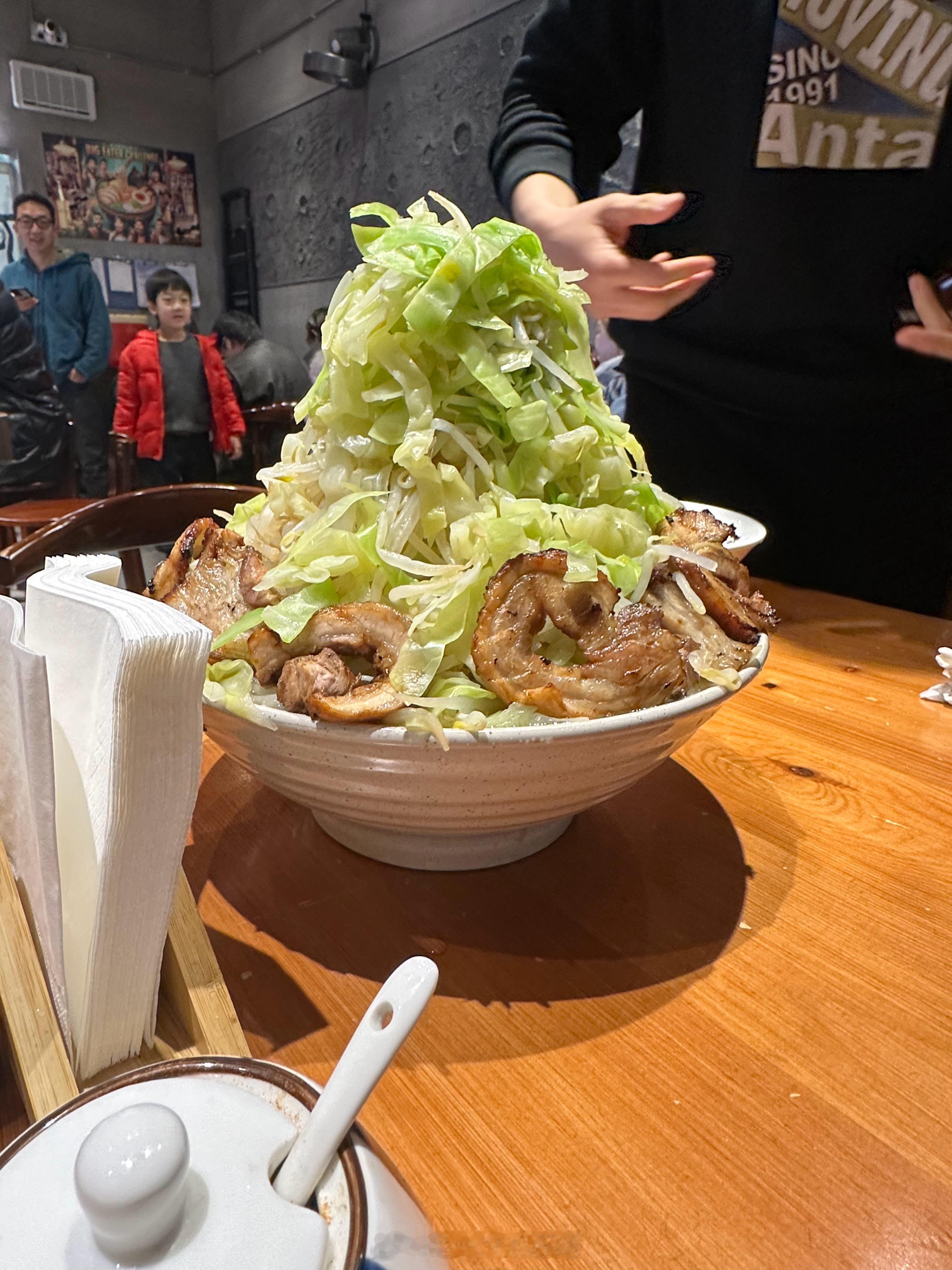 出门吃饭隔壁桌在大胃王挑战实属叹为观止 ​​​