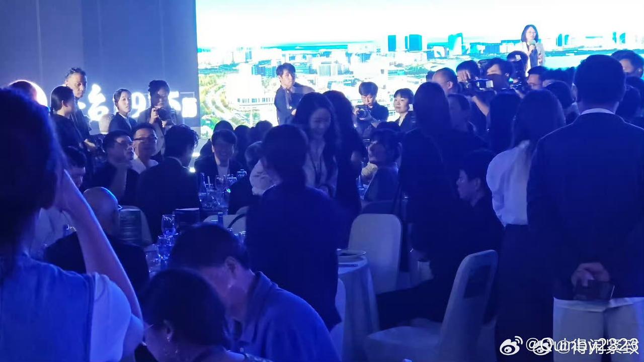 肖战前面一堆闪光灯
