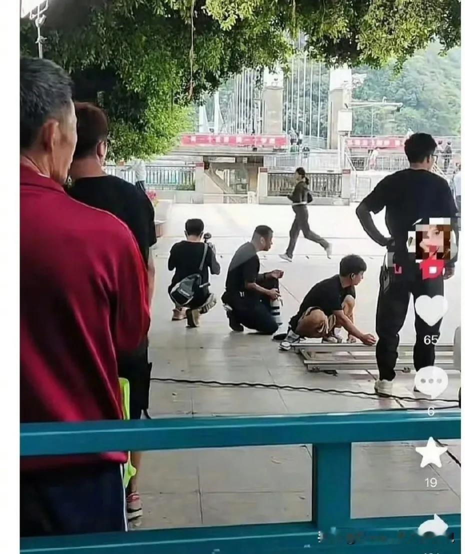 吴谨言正在进行拍摄电视剧拍摄，路透图拍到肚子很大，如果不是剧中造型的话，就已经坐