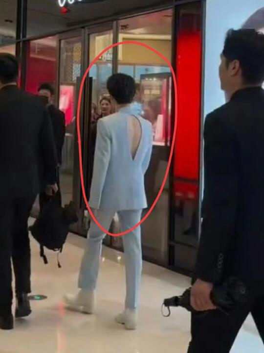 天呐！现在的男明星那么卷了吗？深V还露背