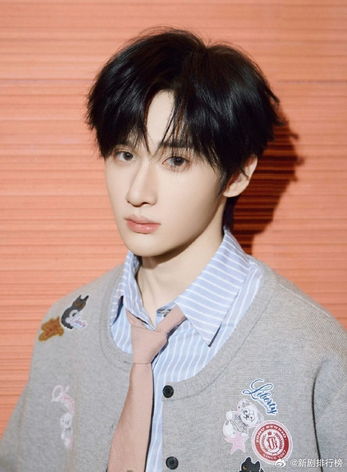 余宇涵和小小涵对比照余宇涵官宣我们的爸爸2 余宇涵用童年照官宣新节目，小时候和现