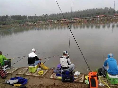 我发现了一个现象，那就是男人的爱好就那么几个，麻将，按摩，喝酒，抽烟，还有钓鱼！