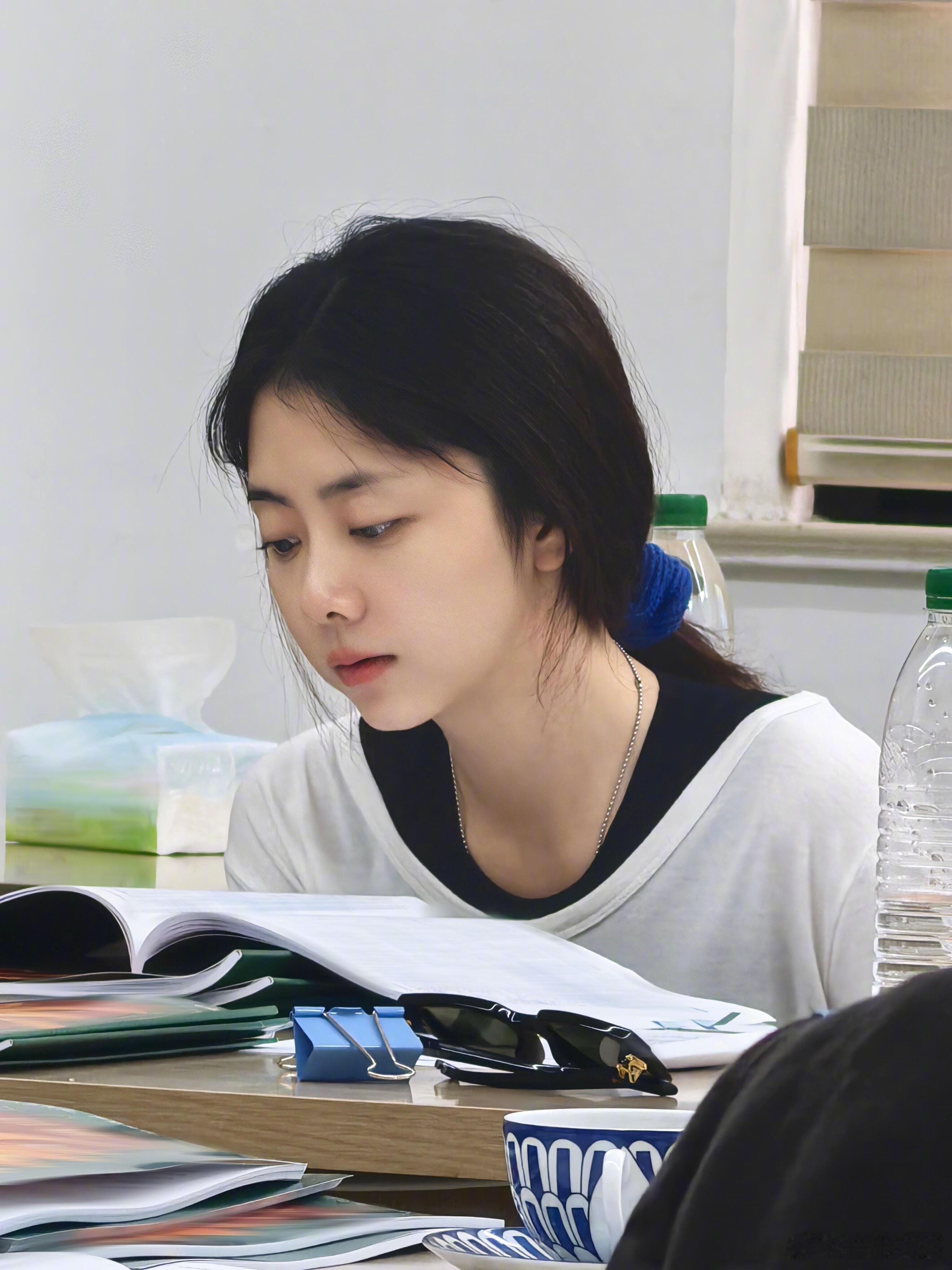 [哆啦A梦吃惊]我丢…谭松韵这素颜状态没人说吗？？好嫩好水灵，一点瑕疵没有！！ 