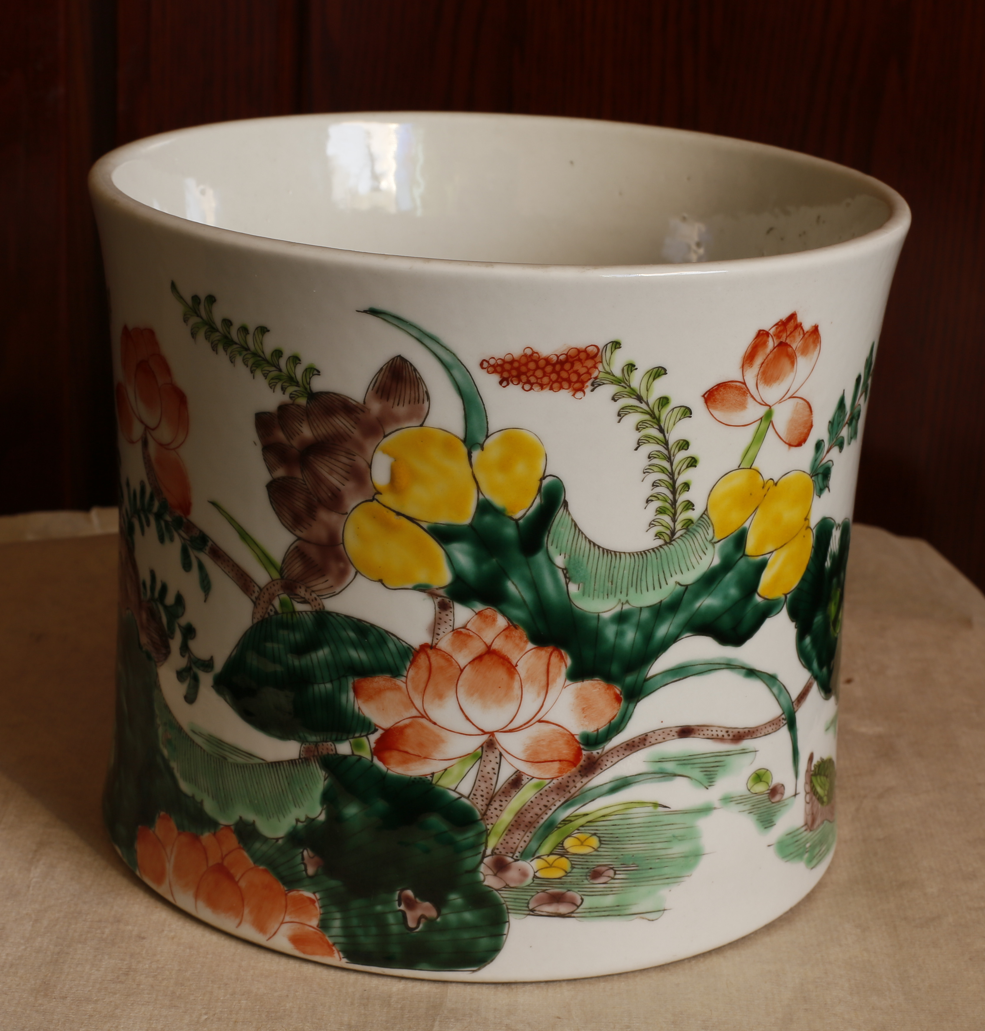 清晚期五彩荷花鸳鸯纹笔海一件尺寸：重2245克，口径20.8厘米，底径20.1厘