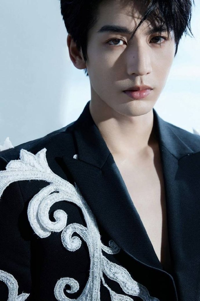 张凌赫优秀和帅气是刻在骨子里的张凌赫张家玮时期张凌赫优秀和帅气是刻在骨子里的，张