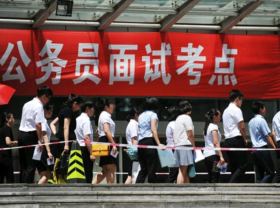 女子怀二胎工资从7000降到4500   多好的考公广告新闻结合前两天的新闻，体
