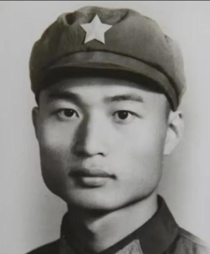 1951年，志愿军飞行员刘玉堤在返航途中，无意间发现，自己身下竟有一群黑压压的敌