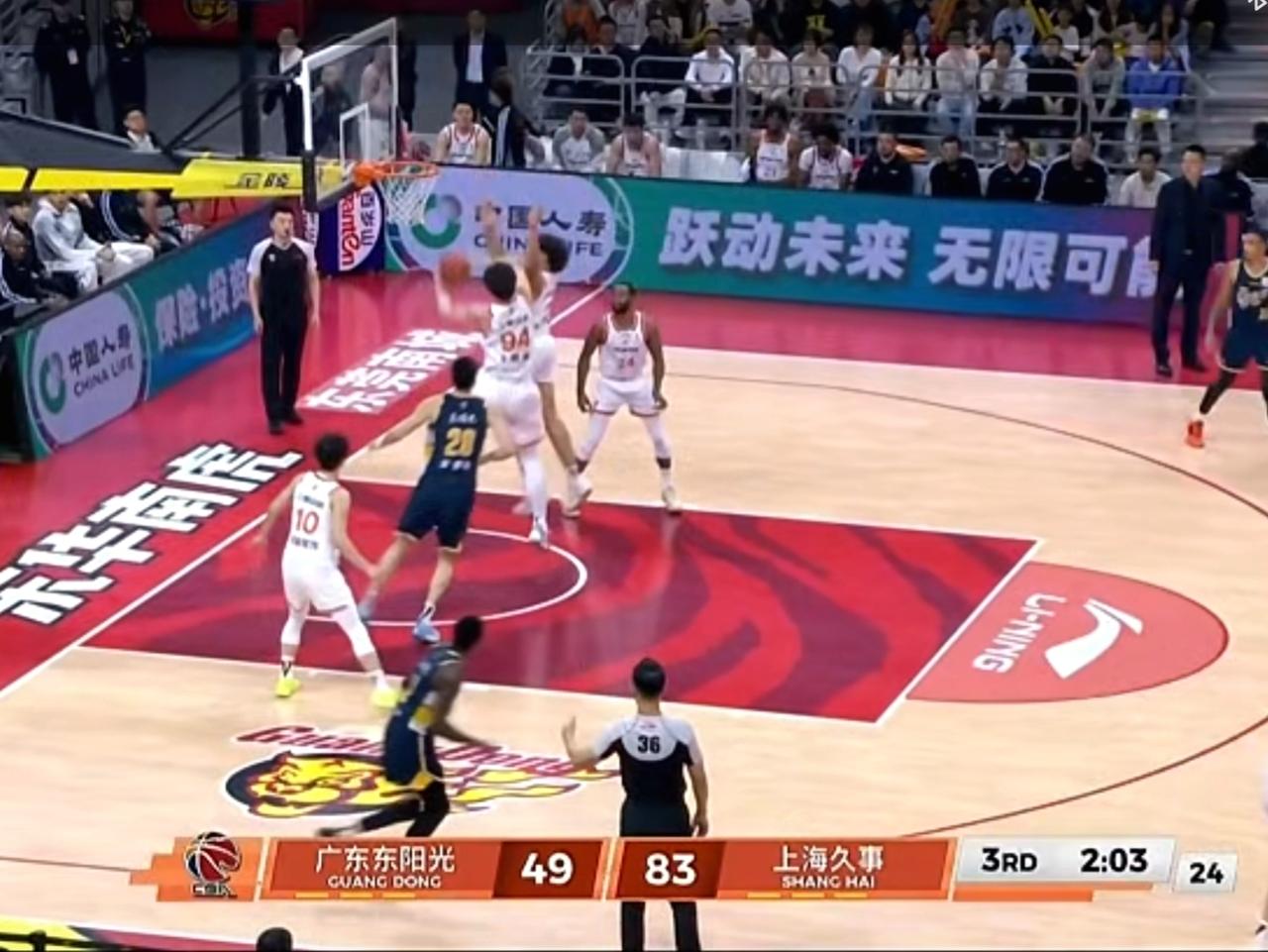 今晚广东男篮主场迎战上海男篮，本以为会是一场龙争虎斗，没想到半场结束广东竟34: