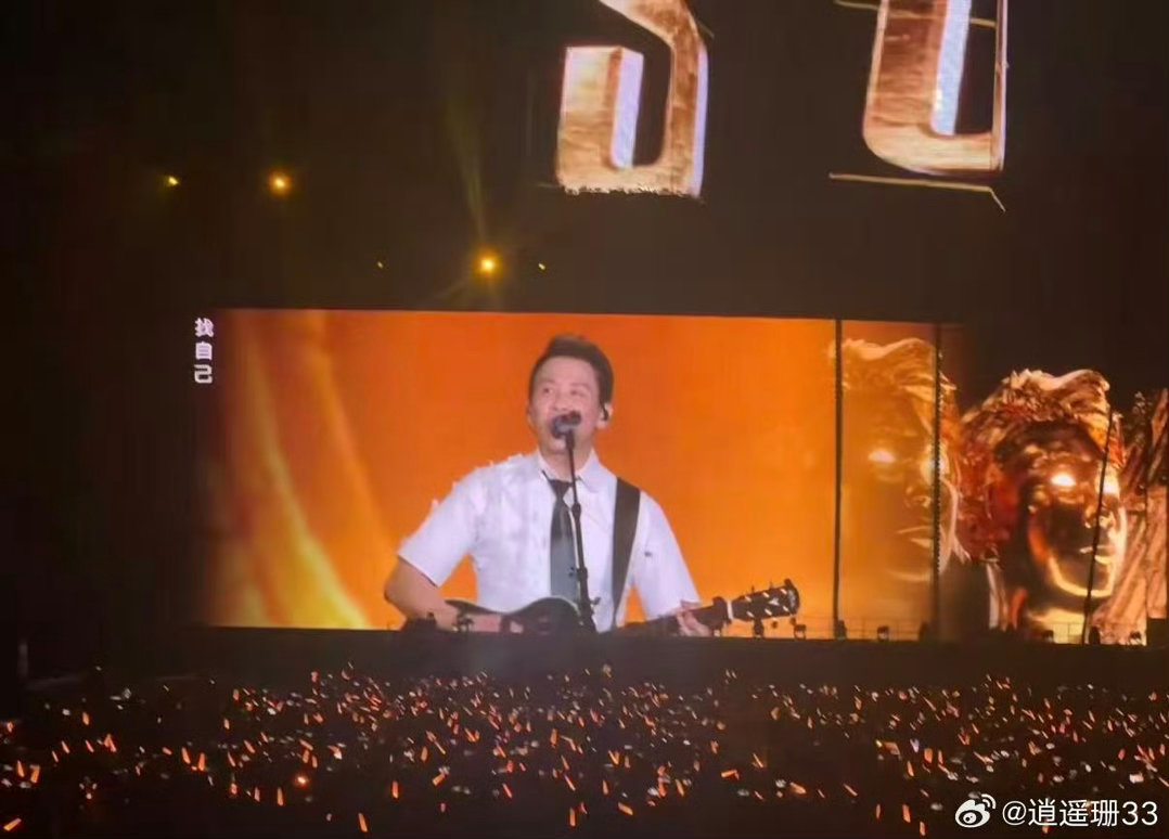 这竟然是陶喆 陶喆昨晚这套，从发型到穿搭都在说“我是大学生”。白衬衫、短裤、吉他