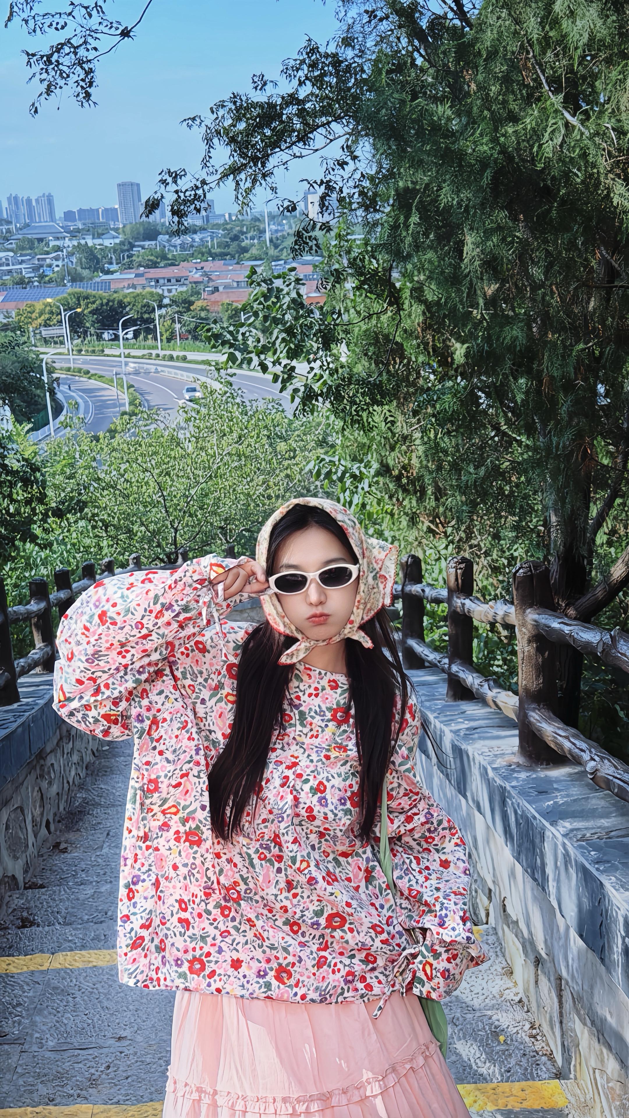 山上的山花开呀，我才到山上来