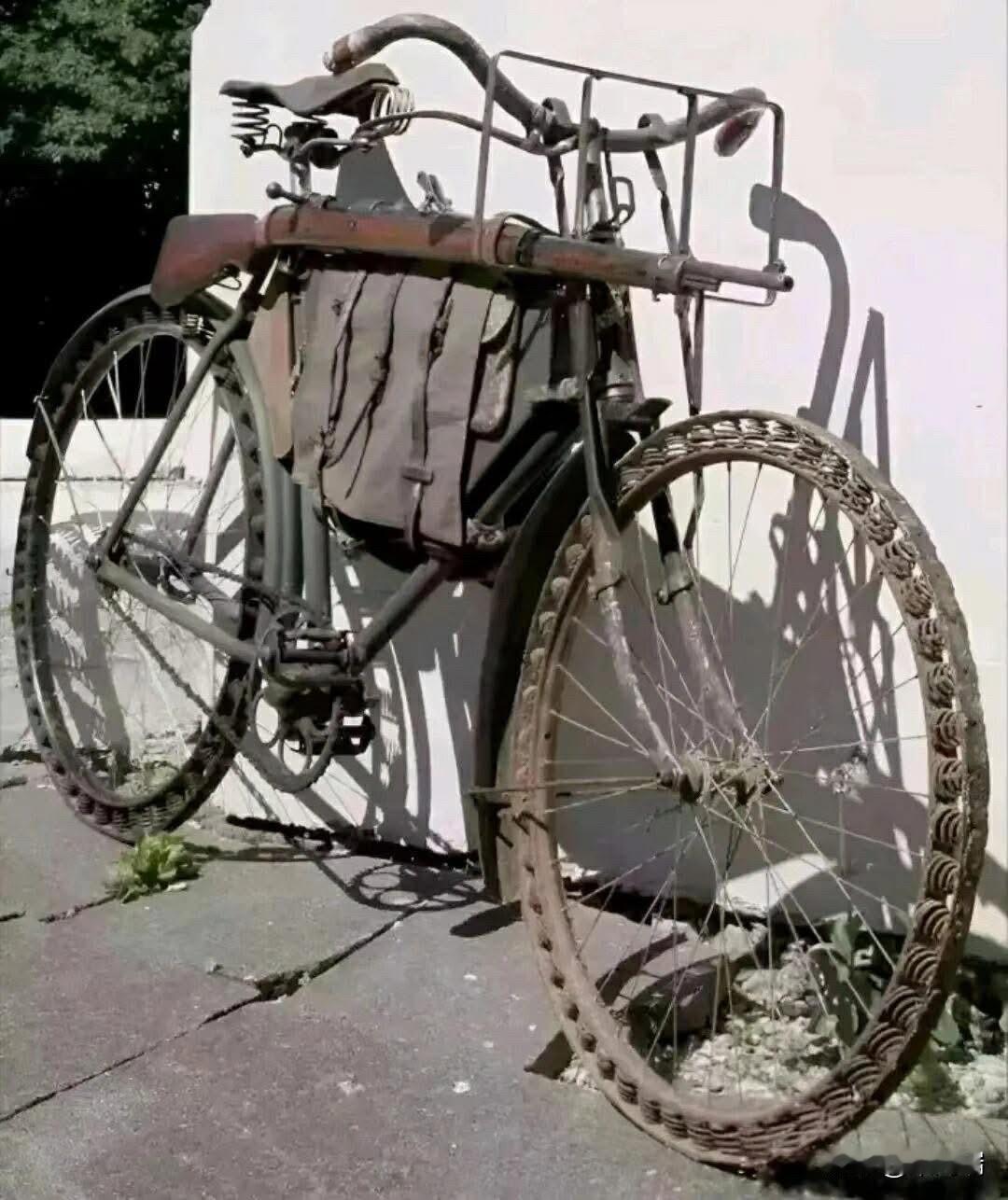 一战时，英军俘虏了一个德国士兵，战利品包括了照片上的这辆自行车，英军惊讶于德国的