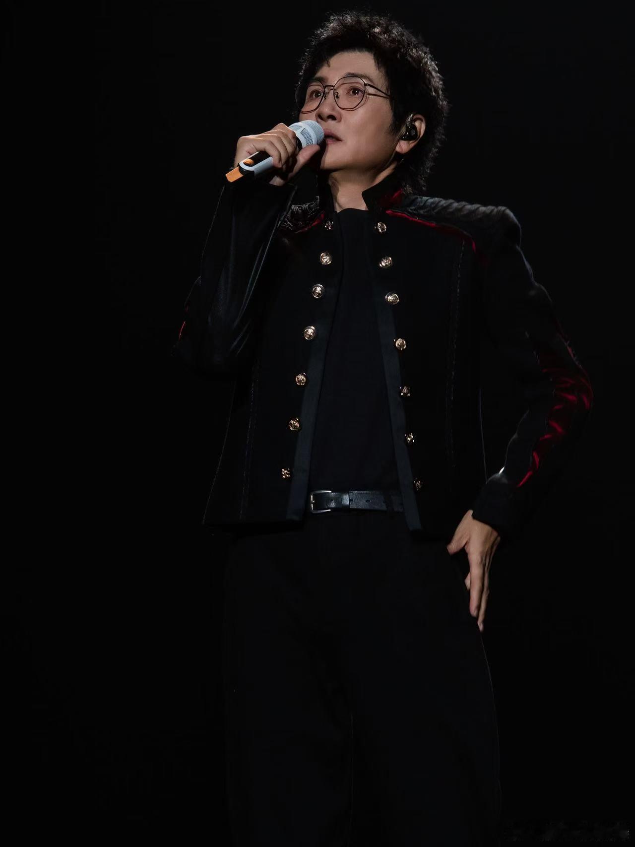 孙楠和86岁父亲同台演唱哭了 孙楠大连首站演唱会全程高能，金曲承载岁月深情。86
