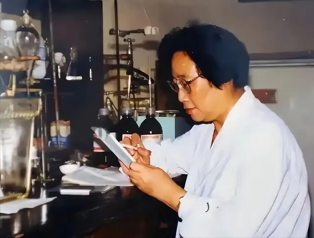 屠呦呦先生终于评上院士了，中国首位诺贝尔医学奖得主，数次落选两院院士，却在上院士