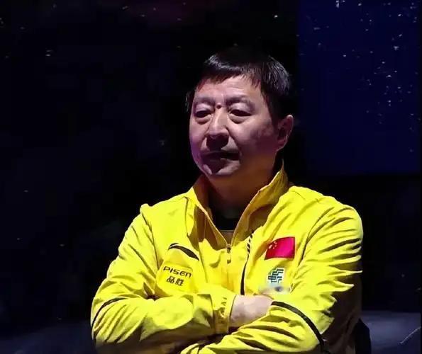 看到中国澳门选手朱雨铃夺得冠军后与教练陈振江激动相拥的画面，实在是忍不住要质问国