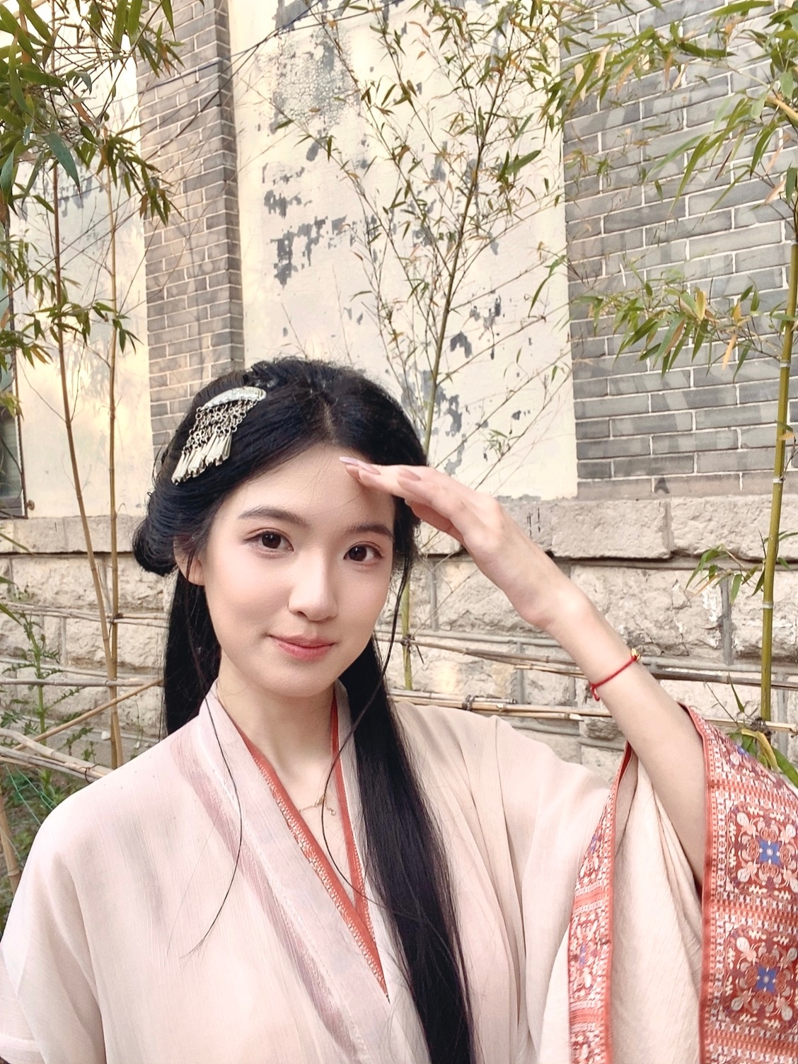 这个季节柳絮多的睁不开眼  ​​​