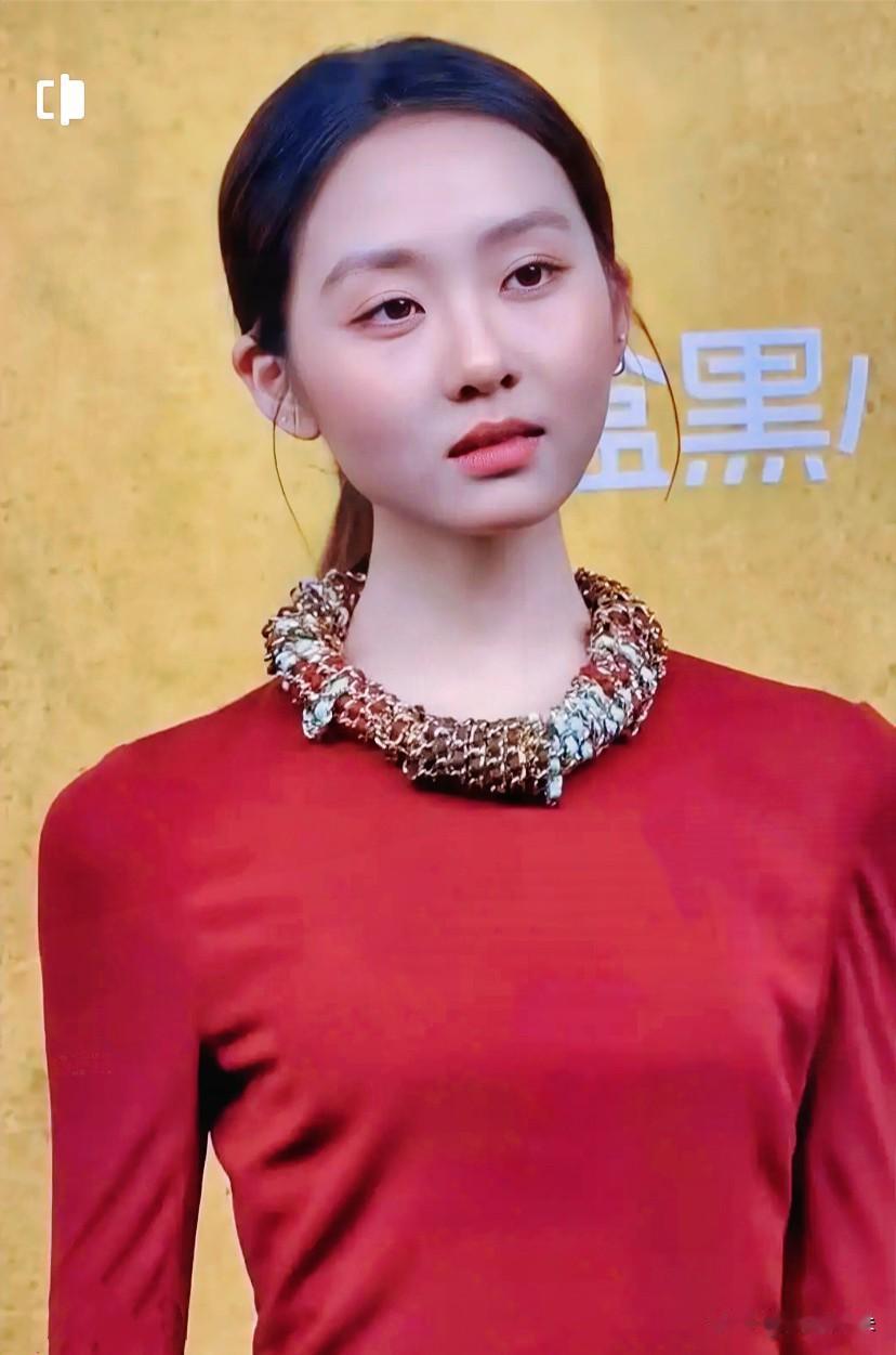 砸再多资源，观众不买账也是枉然。

8岁就露脸综艺，热搜常客，顶配资源一路护航，