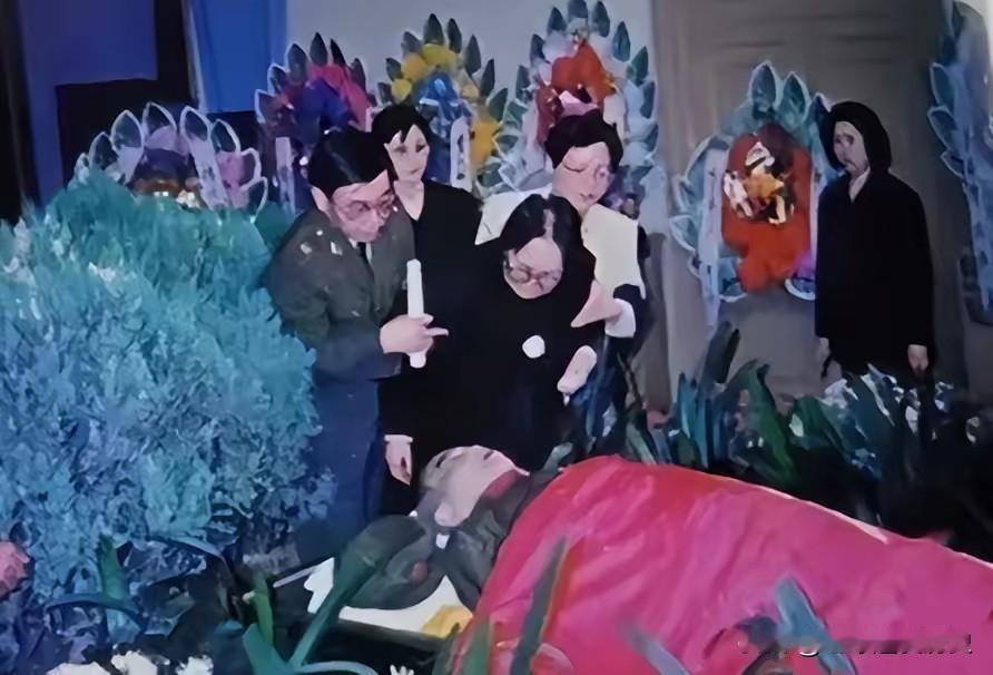 灵堂中，挽花簇拥，氛围沉痛而哀伤，这里正是李人林少将的告别之地。老将军静静地躺着