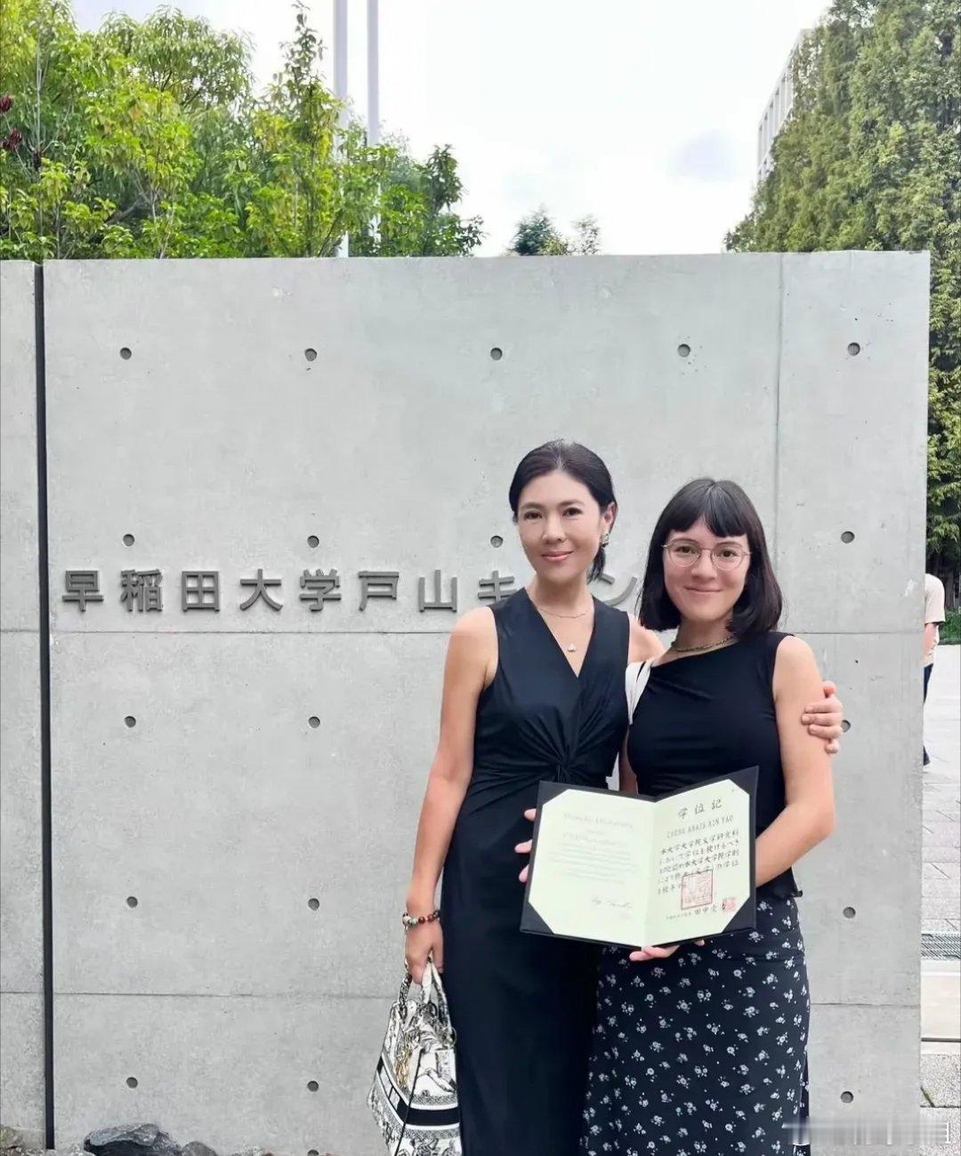 苏芒的混血女儿两人站在一起不像母女，倒像姐妹 ​​​