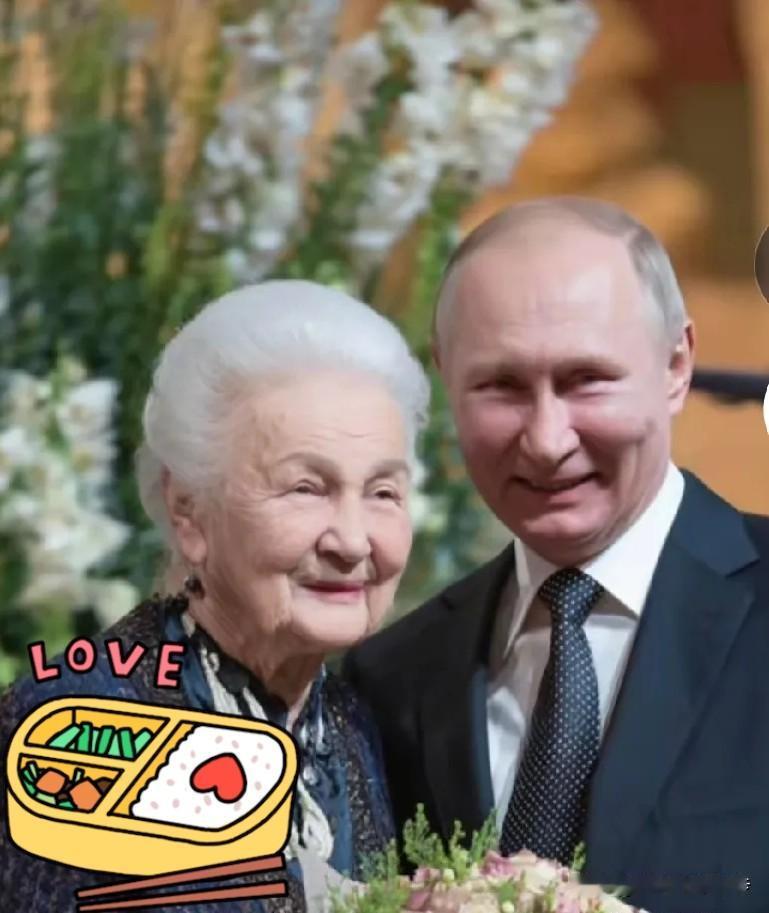 大帝的老母亲满头银发，一脸的慈祥，一位伟大的母亲，养育了一个强硬不凡的总统儿子，