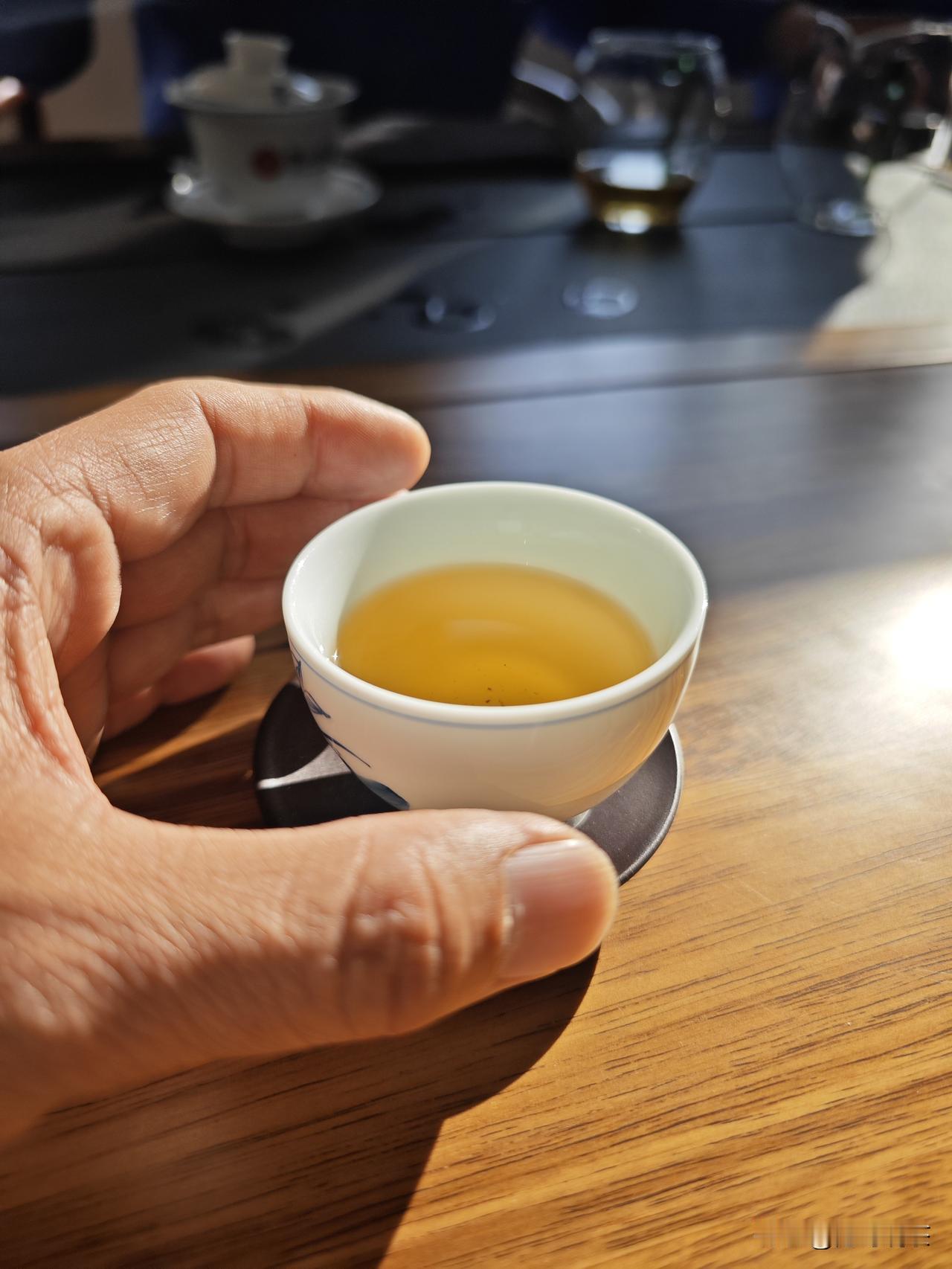 不懂茶的人，喝的是解渴
不懂我的人，看的是热闹
好茶从不求人懂
你品不出我的韵味