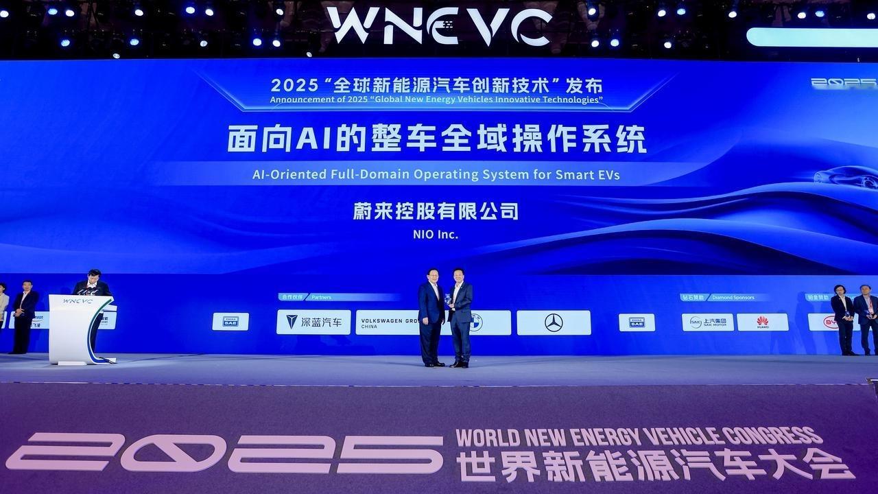 来来的 Sky OS 整车操作系统在世界新能源汽车大会上拿奖了，万钢主席颁的奖。