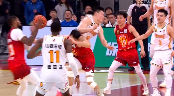 张宁这一飞肘。。。。。。白昊天后脑结结实实挨了一下[允悲][允悲] 