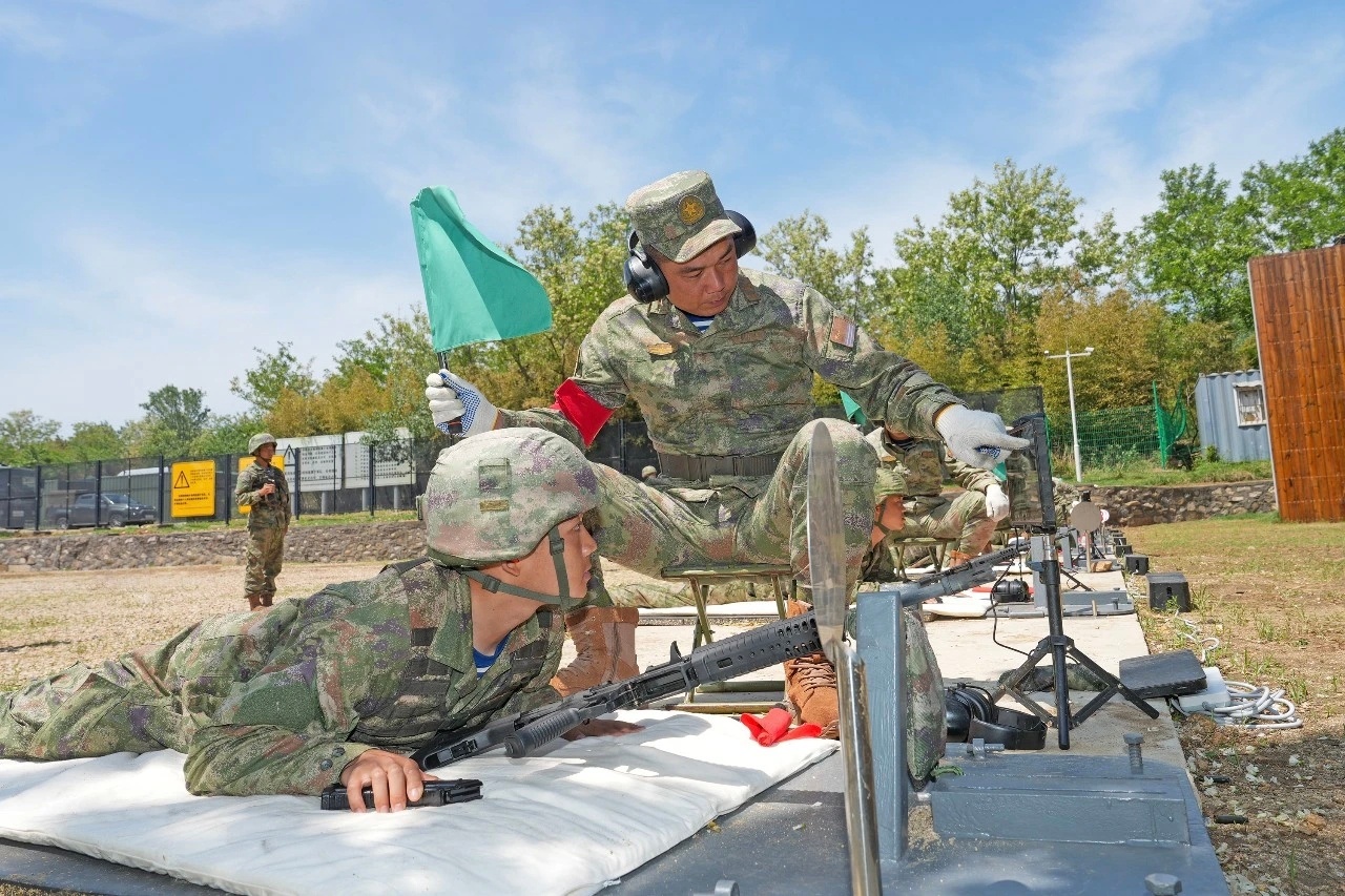 北部战区海军某基地组织入伍新兵开展轻武器实弹射击训练与考核（北海舰队）烽火问鼎计
